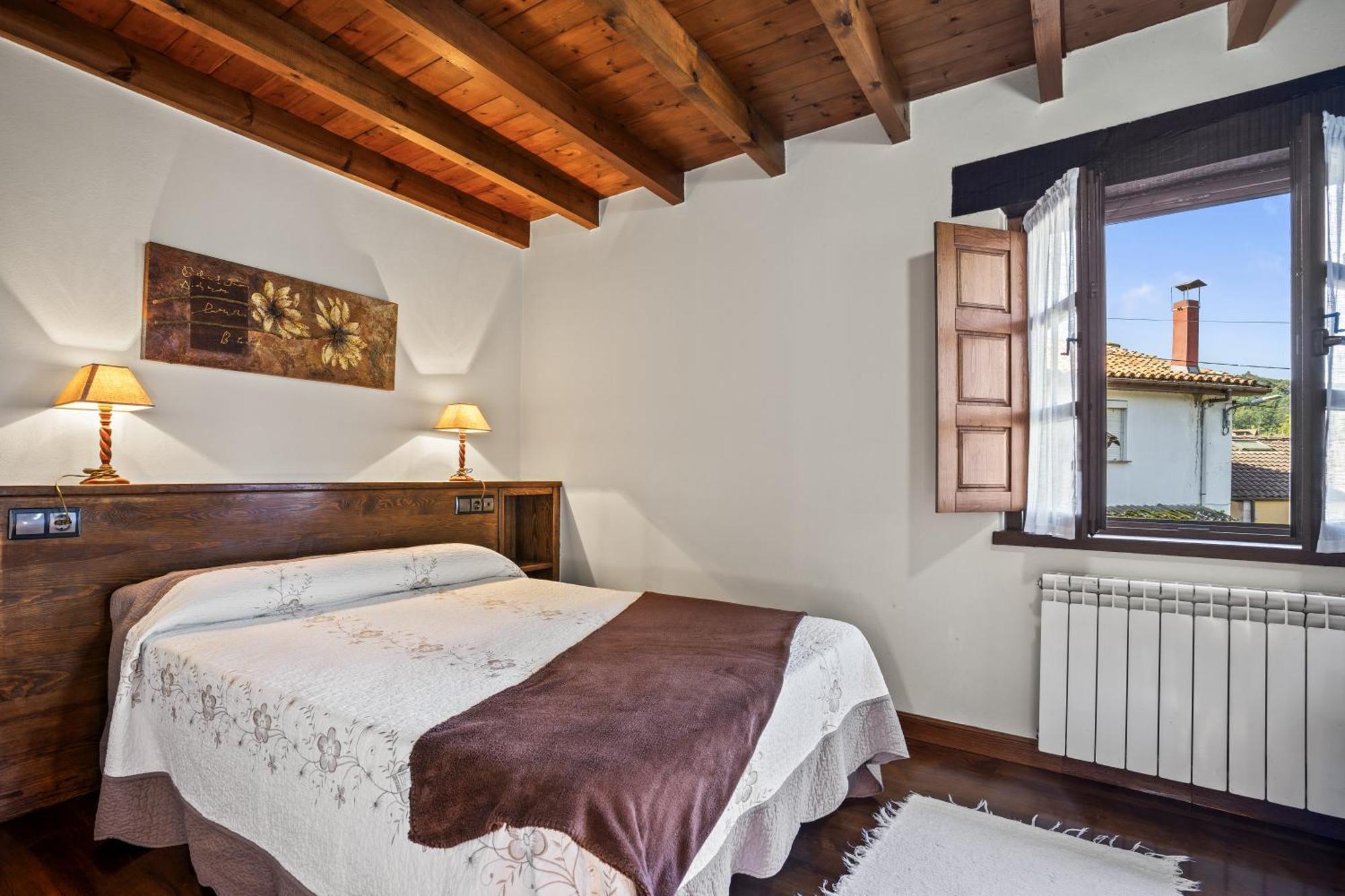 Casa Raquel Pensionat Mestas De Con Exteriör bild