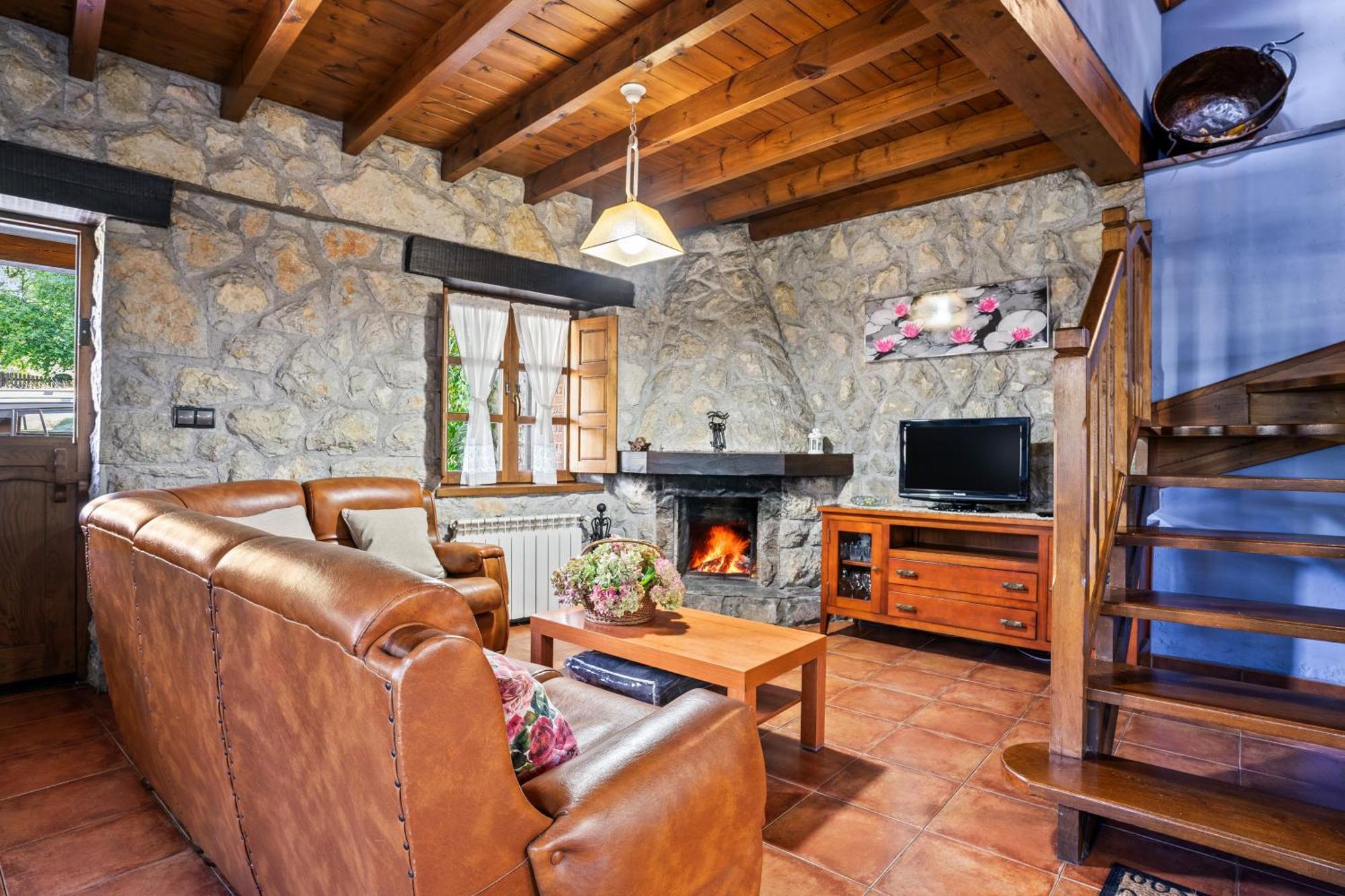Casa Raquel Pensionat Mestas De Con Exteriör bild